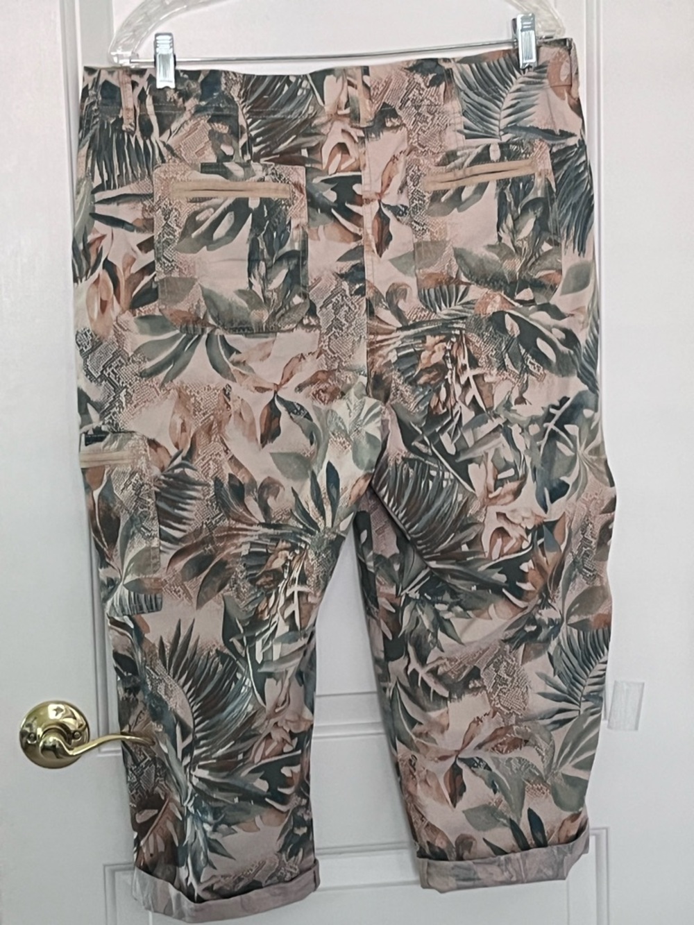 Chico’s Women’s Tropical Print Capri cargo Pants - Beige/Green. Sz 14/16 - Picture 2 of 9